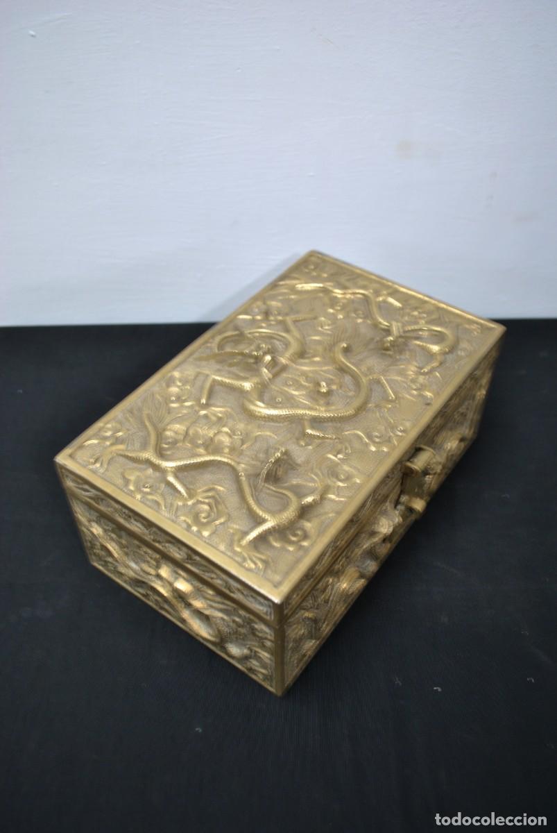 Cajas y cajitas met&aacute;licas: CAJA O COFRE BRONCE REPUJADO - Foto 3