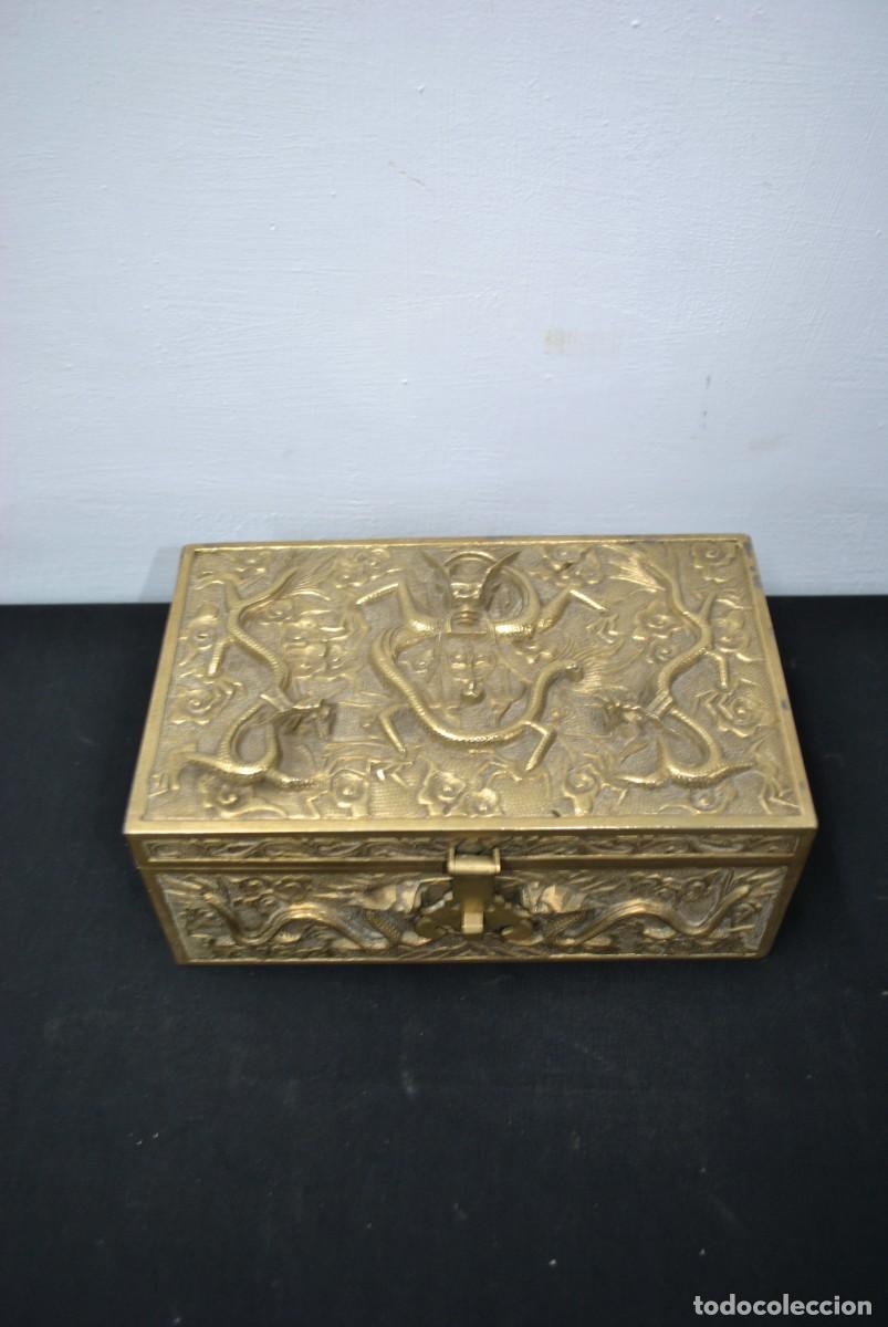 Cajas y cajitas met&aacute;licas: CAJA O COFRE BRONCE REPUJADO - Foto 4