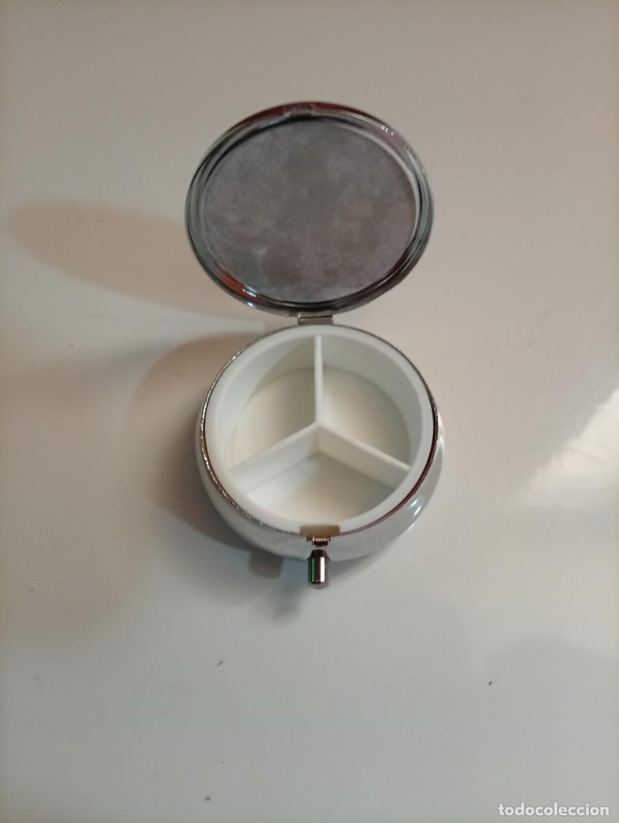 Cajas y cajitas met&aacute;licas: Pastillero de 3 compartimentos - Foto 3