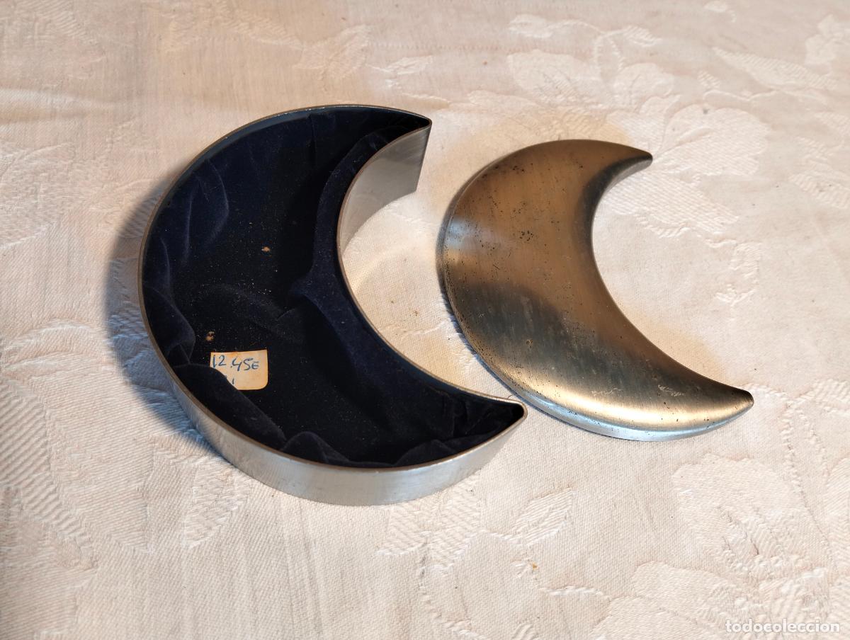 Cajas y cajitas met&aacute;licas: Caja joyero de metal, met&aacute;lica color plateado figura forma de luna creciente