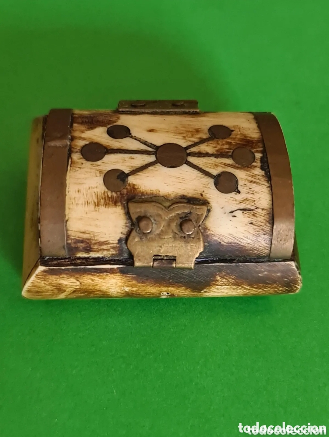 Boxes and metal boxes: Antigua cajita de hueso y laton.