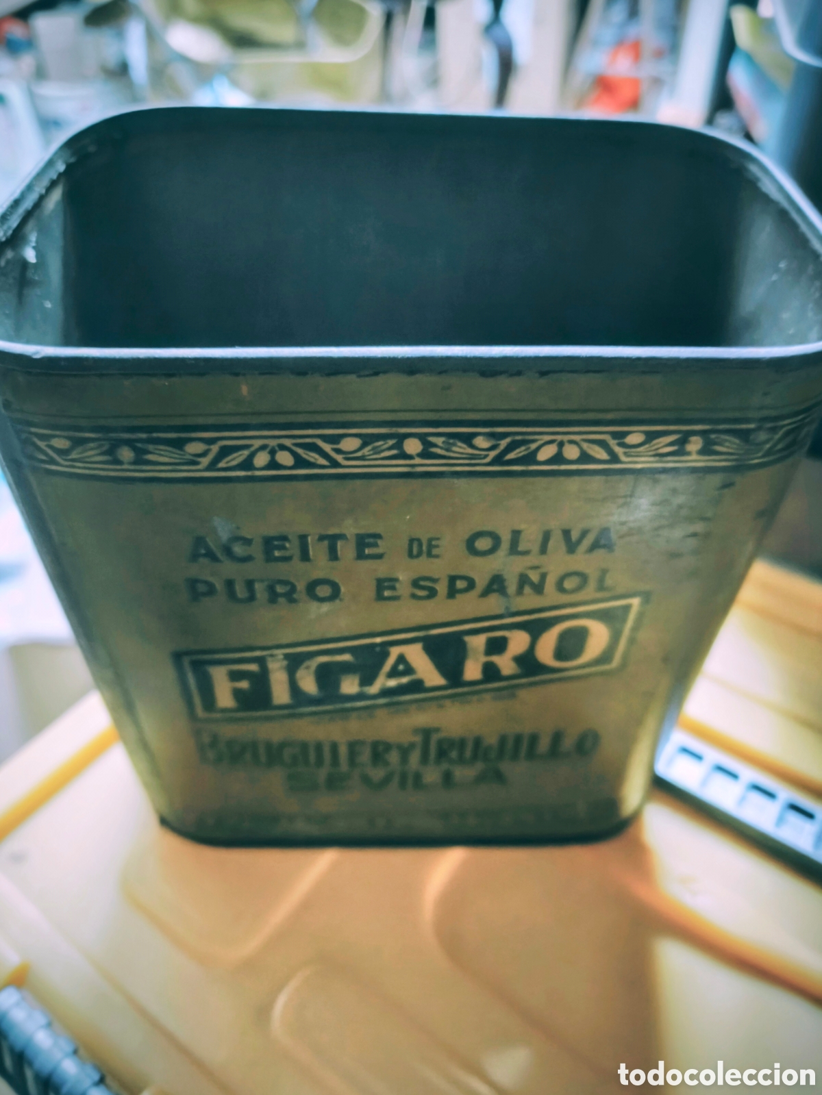 Cajas y cajitas met&aacute;licas: Antigua lata de aceite de oliva Figaro sin tapa