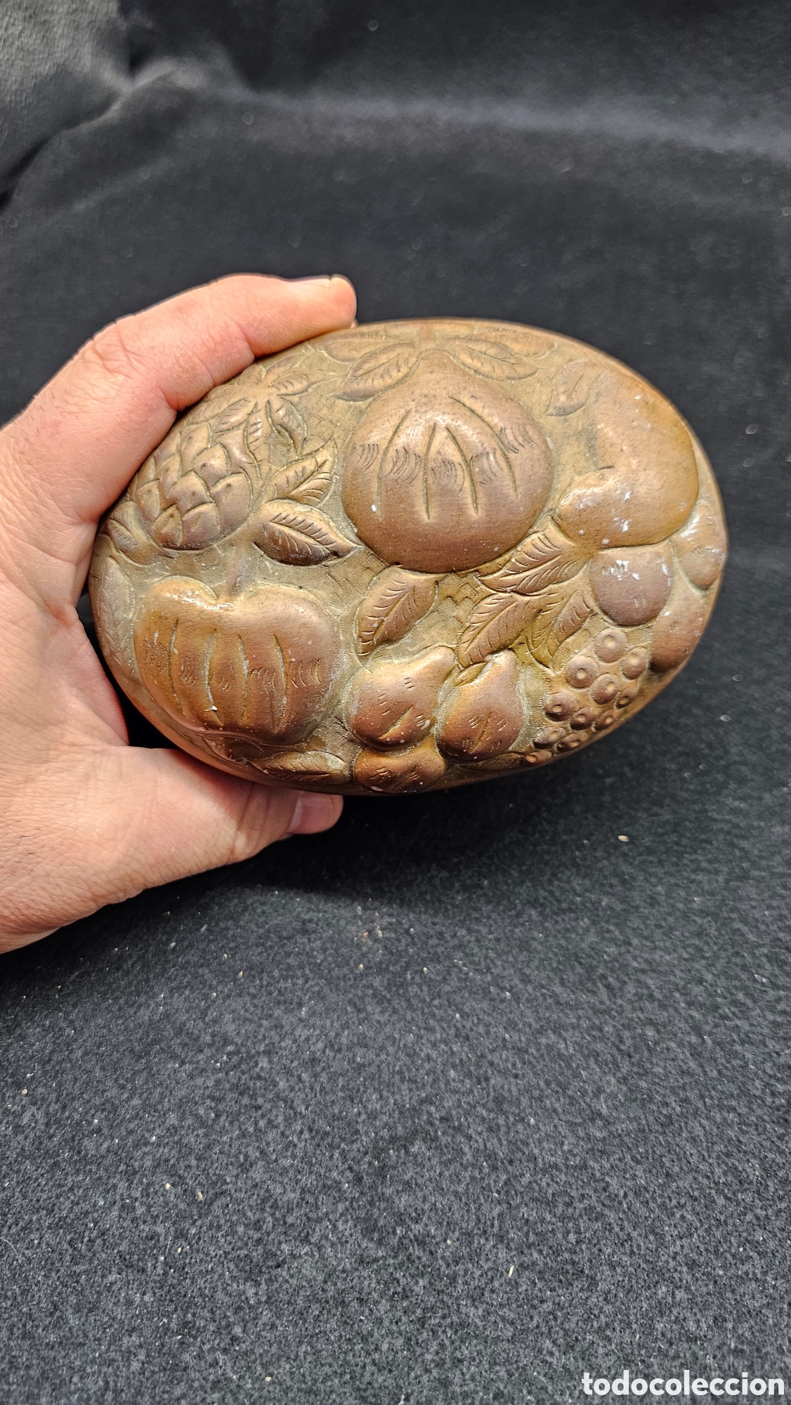 Cajas y cajitas met&aacute;licas: Antigua cajita de lat&oacute;n repujado