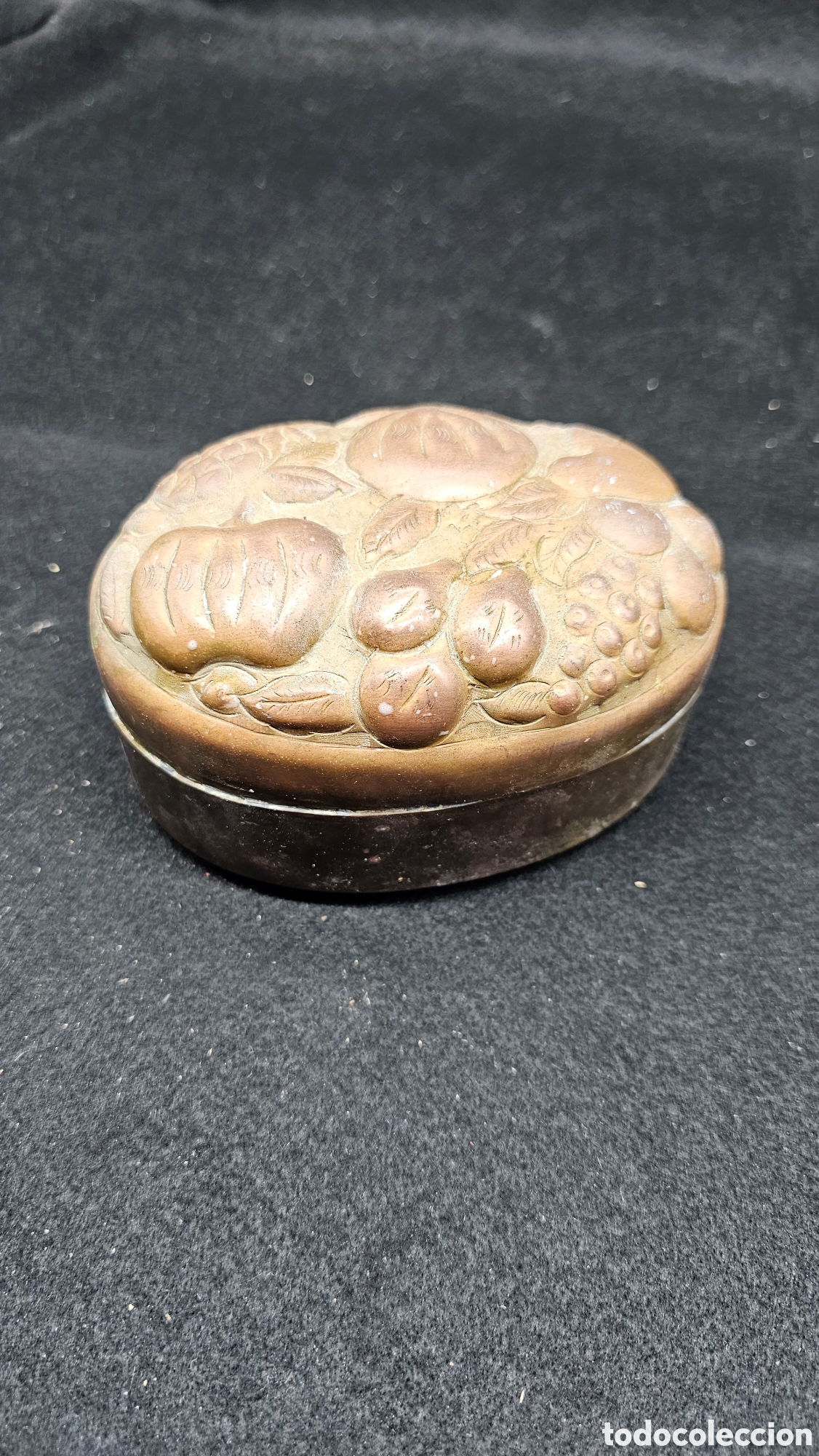 Cajas y cajitas met&aacute;licas: Antigua cajita de lat&oacute;n repujado