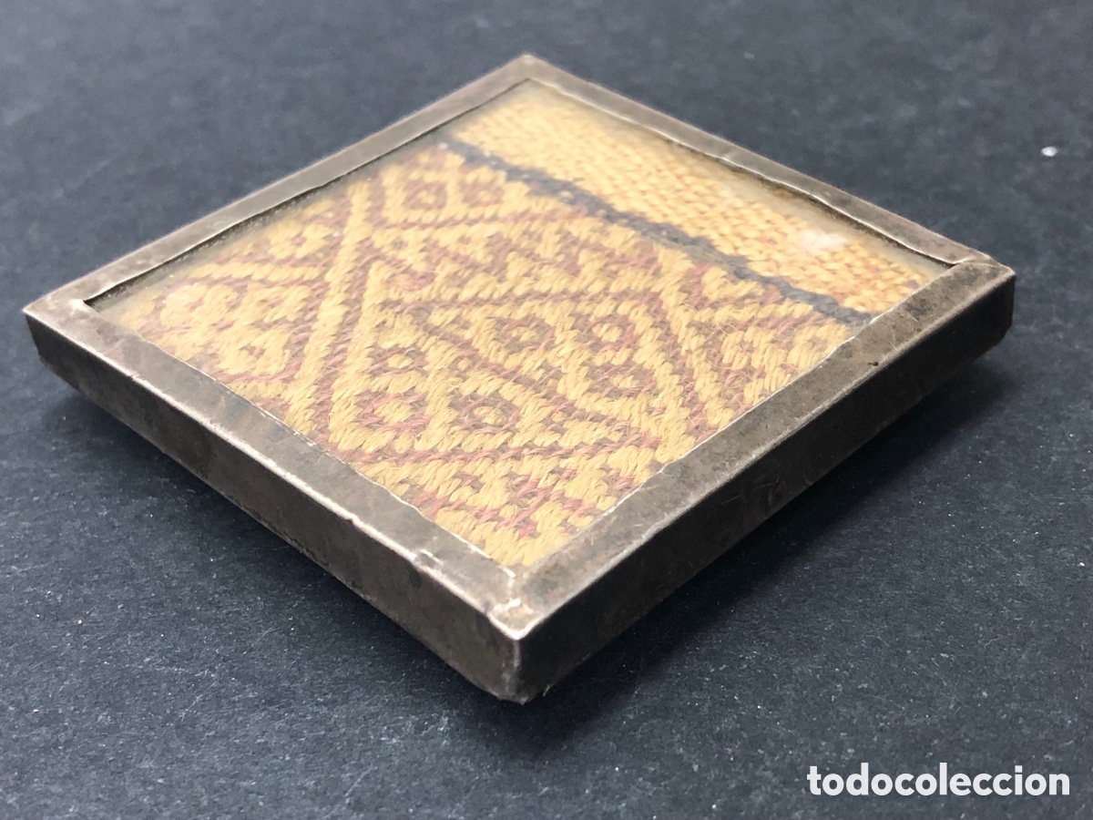 Cajas y cajitas met&aacute;licas: Pieza &uacute;nica tapa de caja madera y PLATA, relicario con fragmento de tela precolombino.
