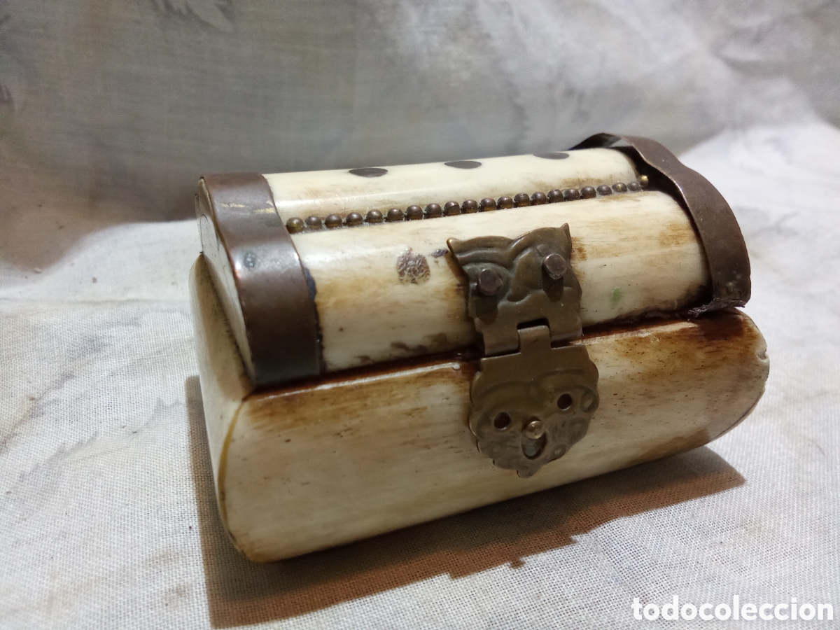 Cajas y cajitas met&aacute;licas: BONITA CAJITA EN HUESO TALLADO O SIMILAR