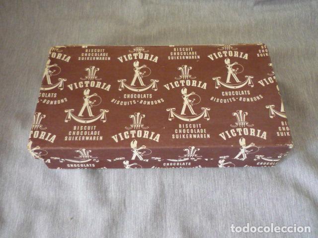 Bo&icirc;tes et petites bo&icirc;tes m&eacute;talliques: ANTIGUA CAJA DE BOMBONES VICTORIA EN CARTON 14 X 6 X 26 CM