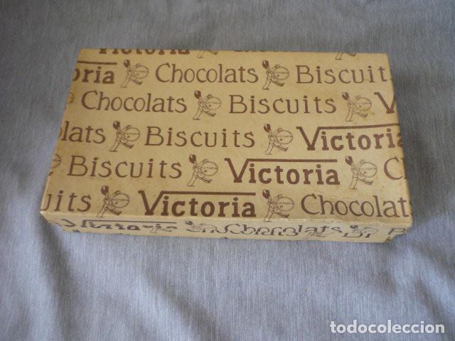 Bo&icirc;tes et petites bo&icirc;tes m&eacute;talliques: ANTIGUA CAJA DE GALLETAS Y CHOCOLATES VICTORIA EN CARTON 16 X 4,5 X 26 CM