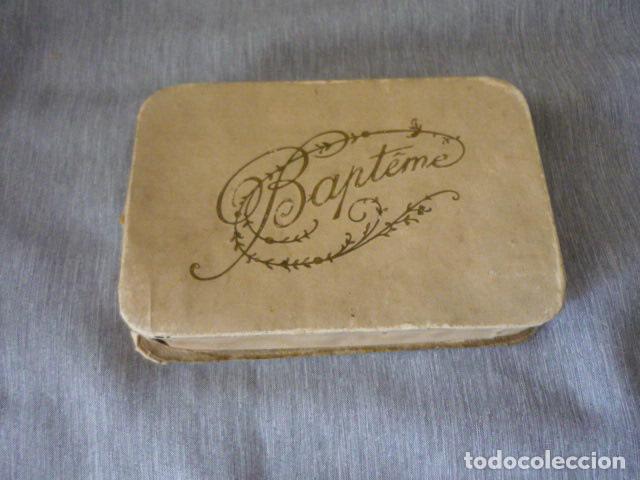 Bo&icirc;tes et petites bo&icirc;tes m&eacute;talliques: ANTIGUA CAJA DE BAUTIZO EN CARTON 10 X 2 X 14 CM
