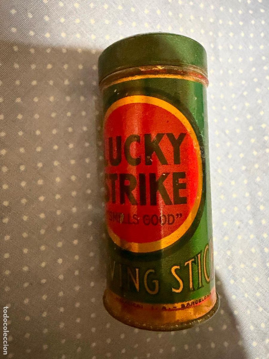 Bo&icirc;tes et petites bo&icirc;tes m&eacute;talliques: Antigua lata de tabaco lucky strike