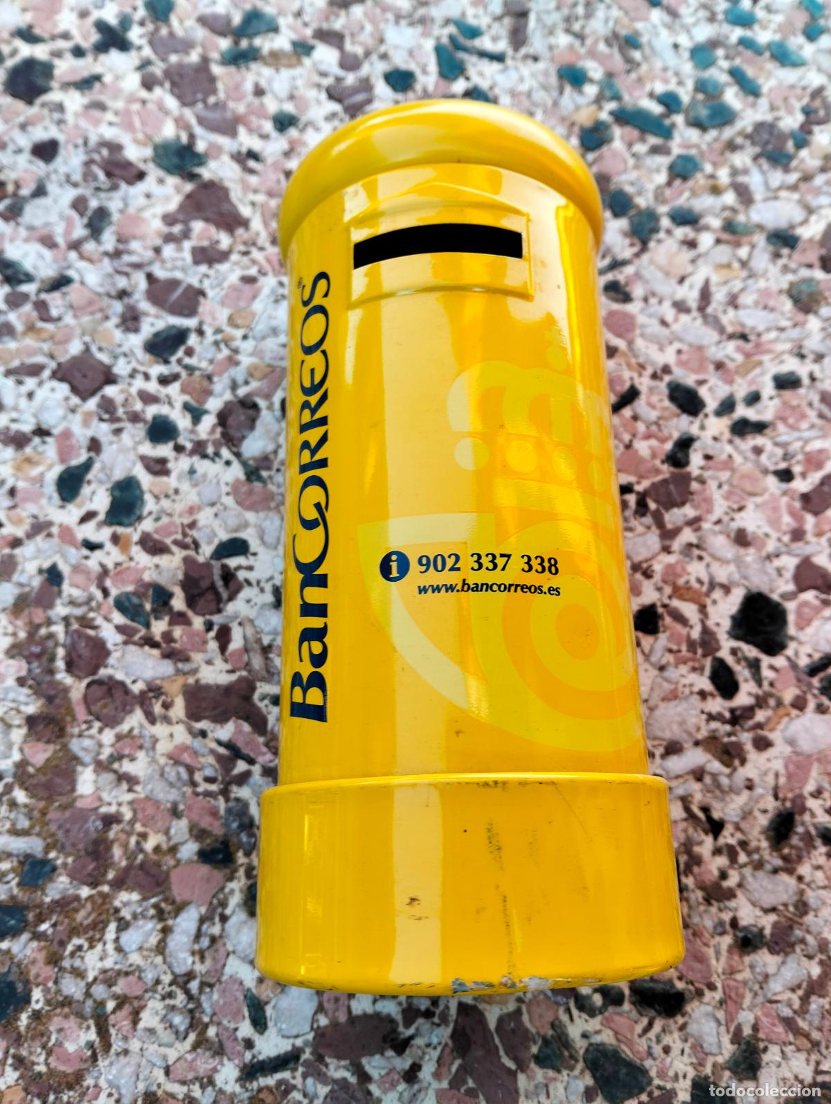 Cajas y cajitas met&aacute;licas: Hucha decorativa de metal color amarillo forma de buz&oacute;n de Correos Bancorreos