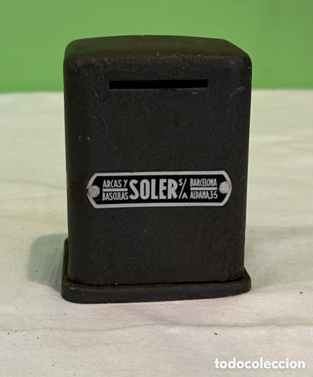 Cajas y cajitas met&aacute;licas: Caja fuerte antigua Soler Barcelona hierro fundido hucha.