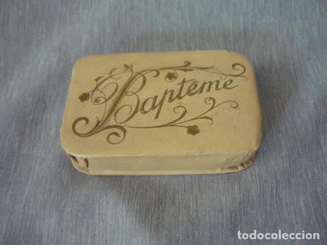 Cajas y cajitas met&aacute;licas: ANTIGUA CAJA DE BAUTIZO EN CARTON 7 X 2 X 11 CM