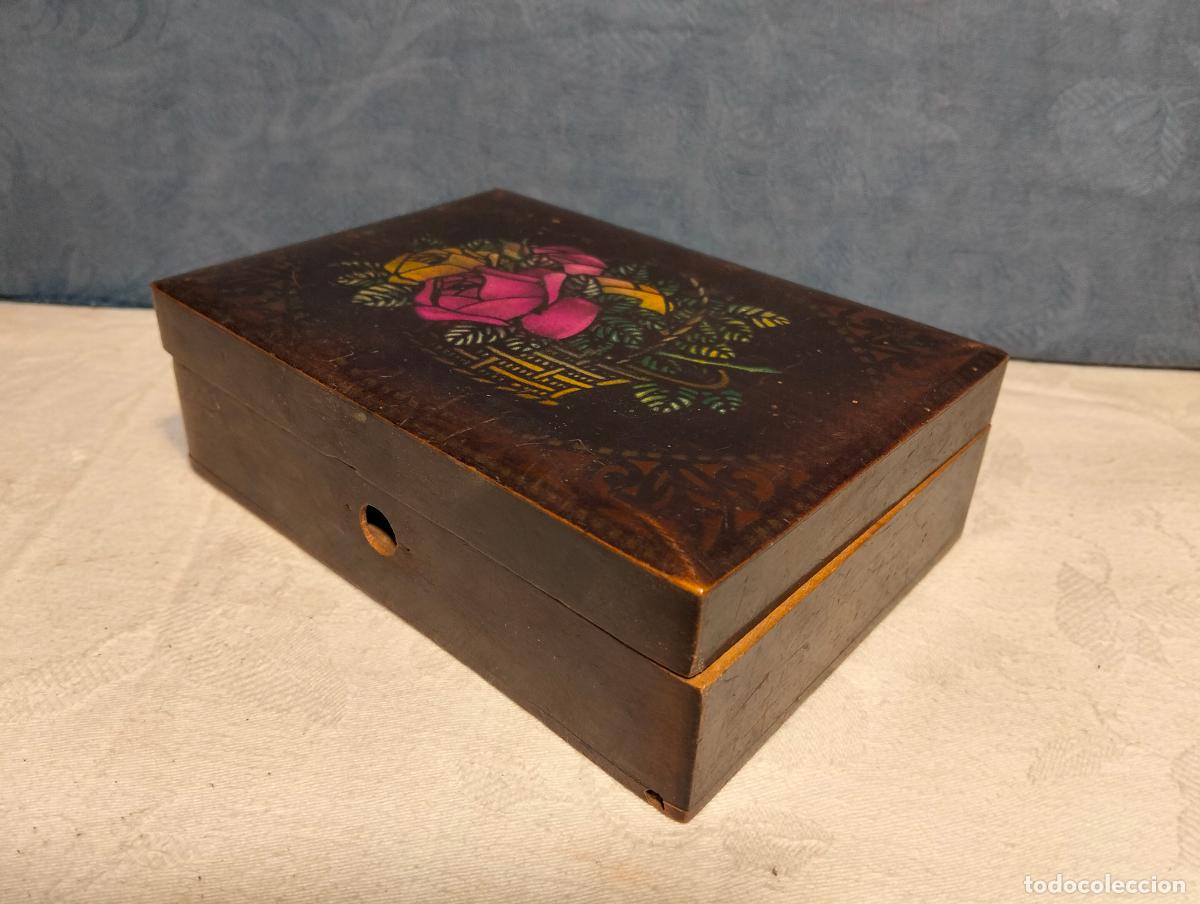 Cajas y cajitas met&aacute;licas: Caja joyero antiguo de madera pintada con flores rosas y espejo