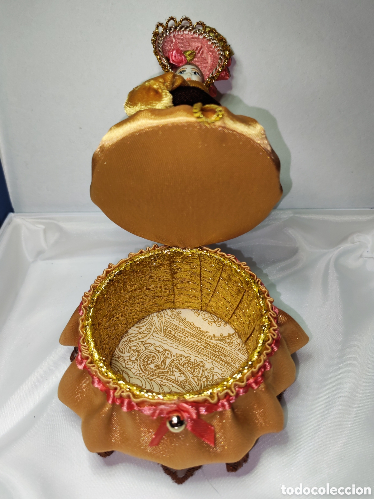 Cajas y cajitas met&aacute;licas: Caja de mu&ntilde;ecas &rdquo;Dama con manguitos&rdquo;. CL - Foto 5