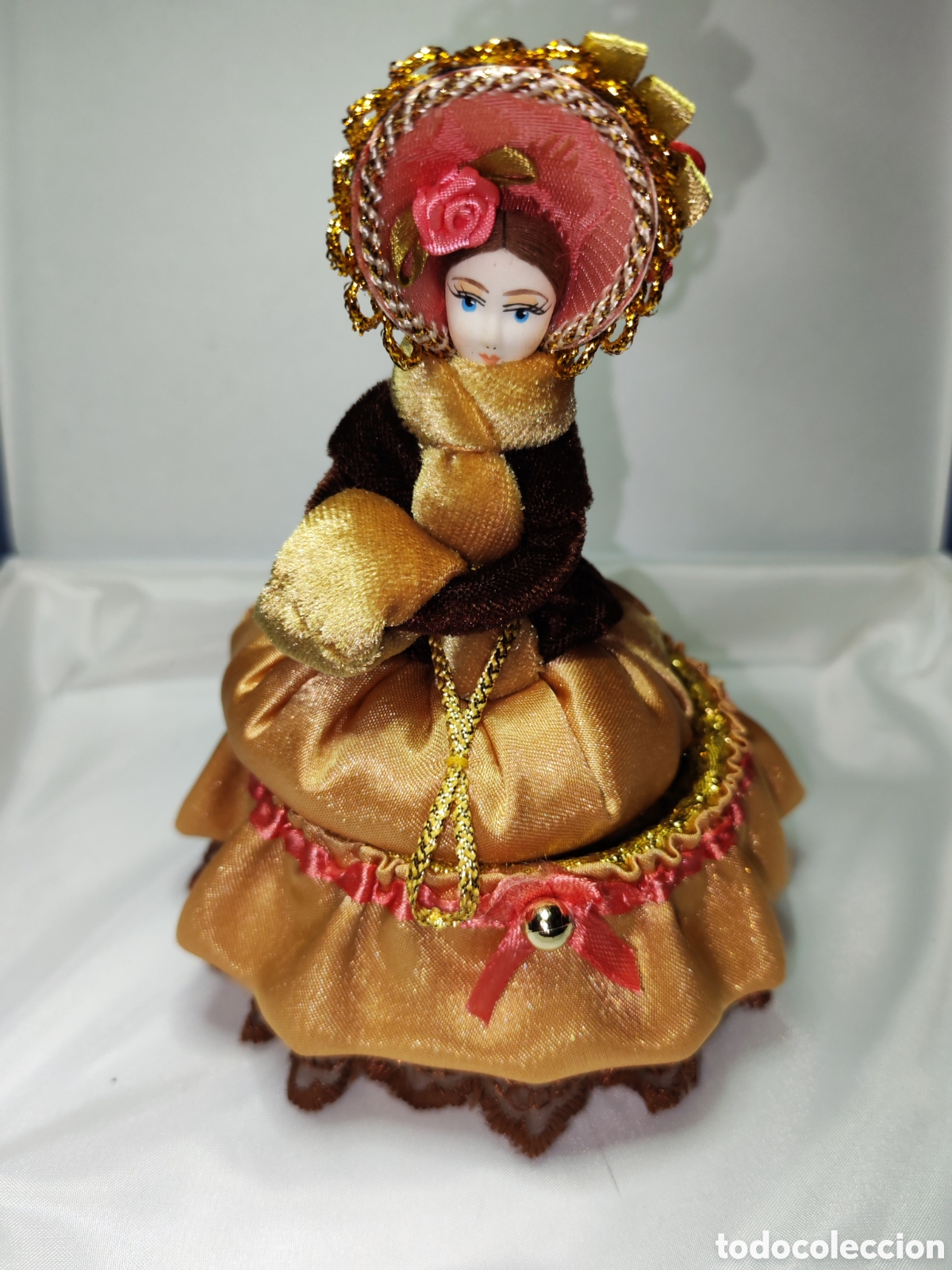 Cajas y cajitas met&aacute;licas: Caja de mu&ntilde;ecas &rdquo;Dama con manguitos&rdquo;. CL - Foto 1