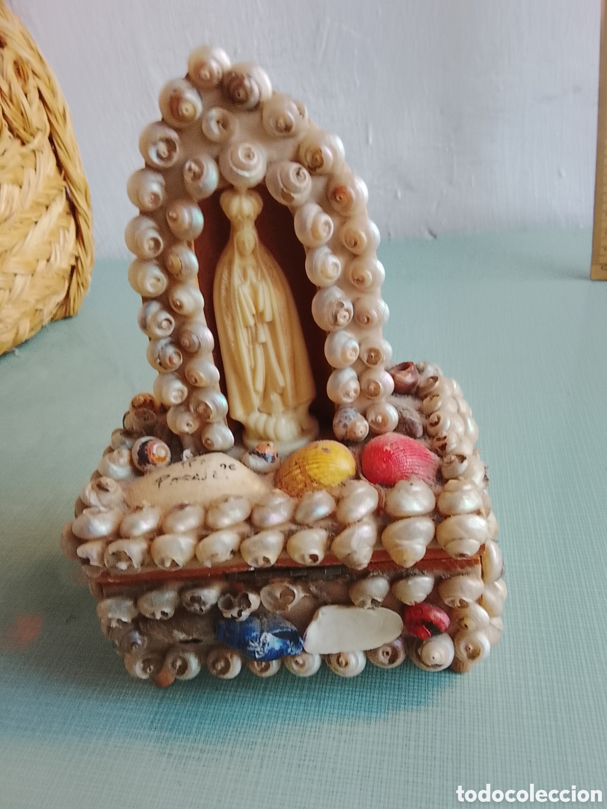 Cajas y cajitas met&aacute;licas: Antiguo joyero de madera y conchas marinas.