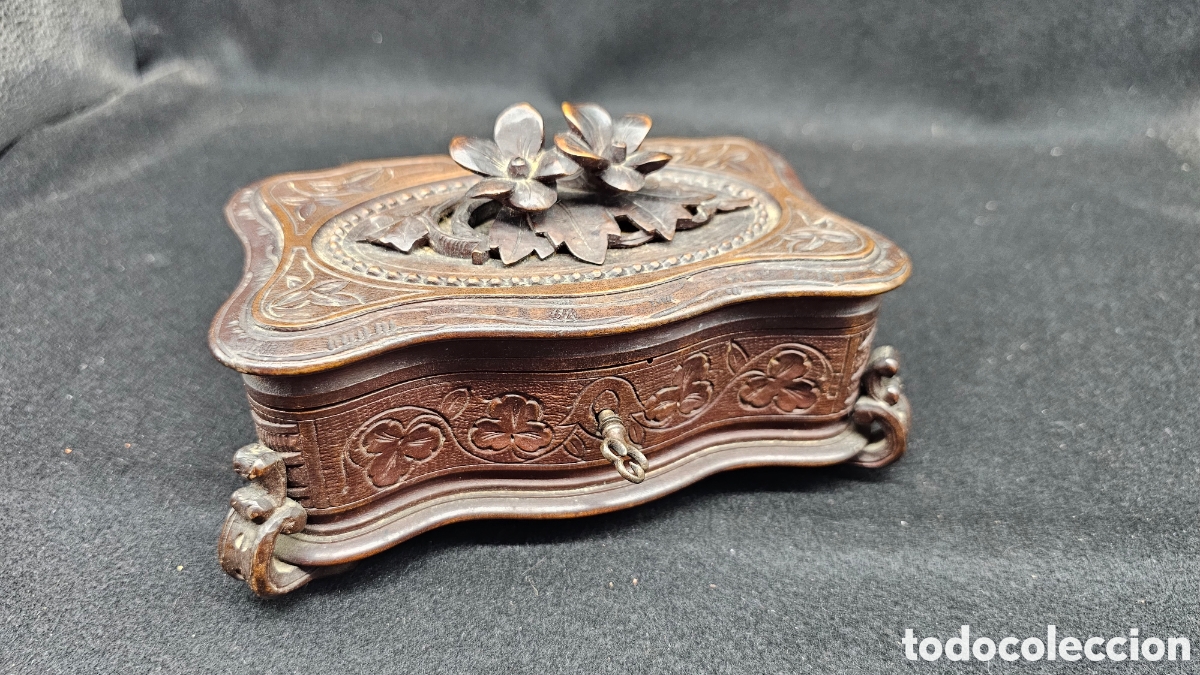 Cajas y cajitas met&aacute;licas: Antiguo cofre tallado en madera selva negra