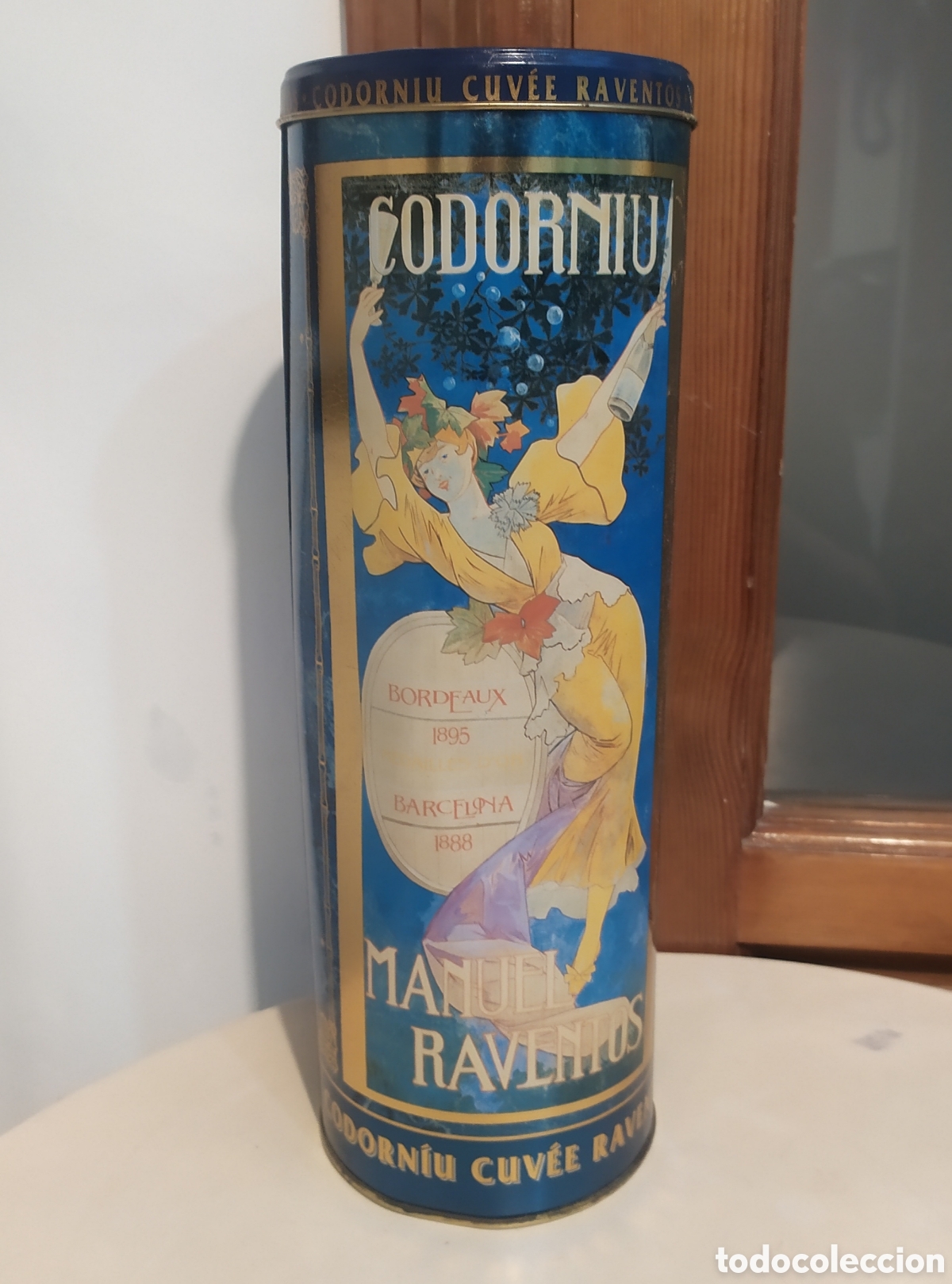 Cajas y cajitas met&aacute;licas: Lata vac&iacute;a de cava Codorniu, mide 42 cm de altura y 11 de di&aacute;metro