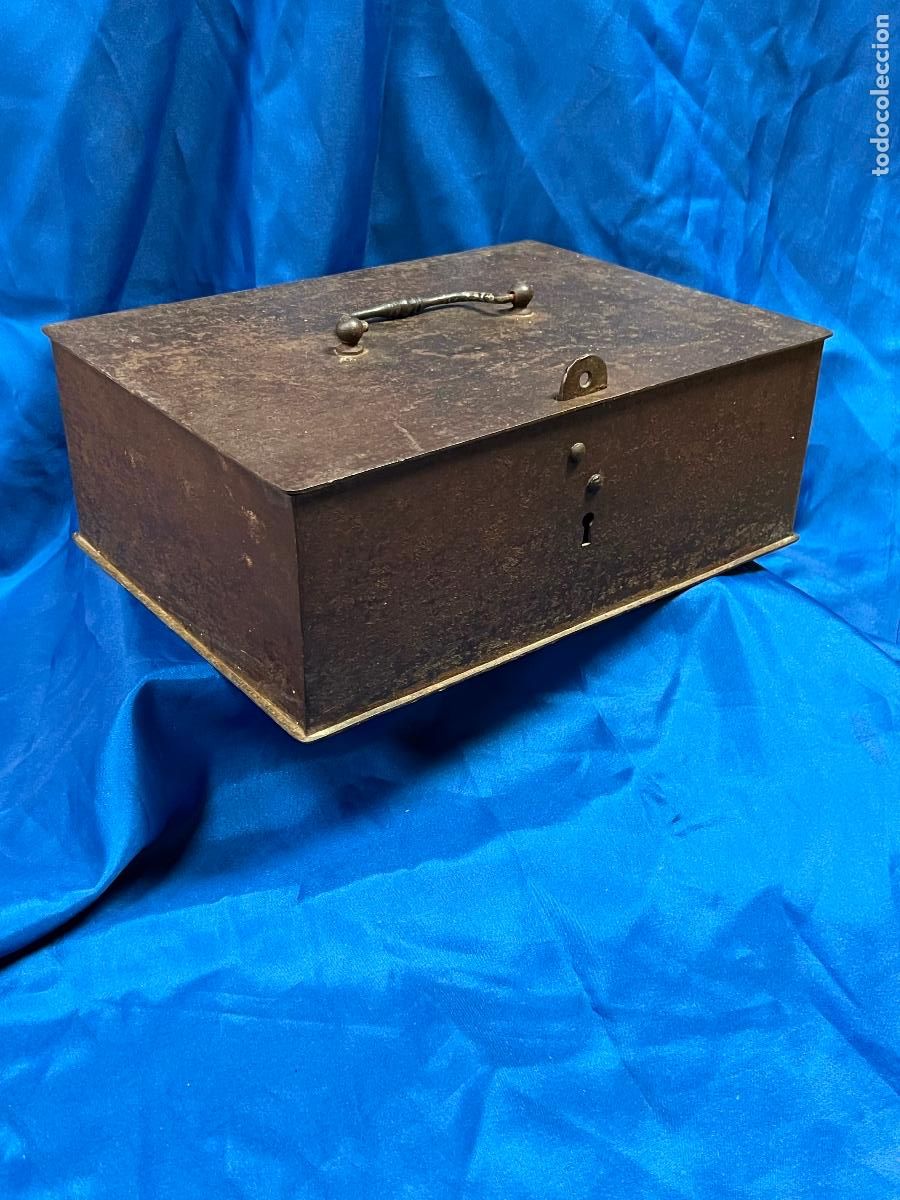 Cajas y cajitas met&aacute;licas: Caja de caudeles de hierro siglo xix 30x22x11 cm