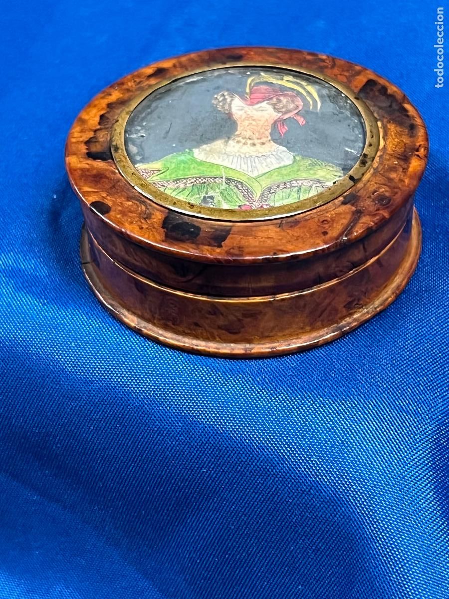 Cajas y cajitas met&aacute;licas: Antigua caja de Rap&eacute; Snuff Box Siglo XIX - Nogal - miniatura pintada en papel