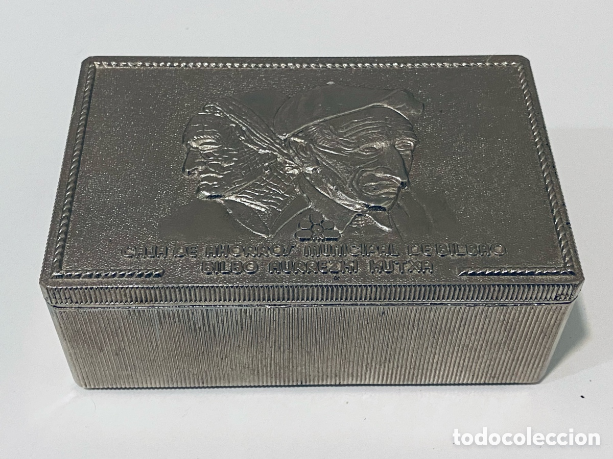Cajas y cajitas met&aacute;licas: Caja antigua met&aacute;lica con relieve, Caja de Ahorros de Bilbao.