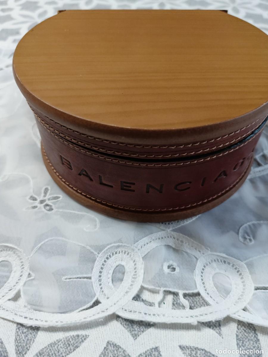 Cajas y cajitas met&aacute;licas: Caja Balenciaga. De madera y piel