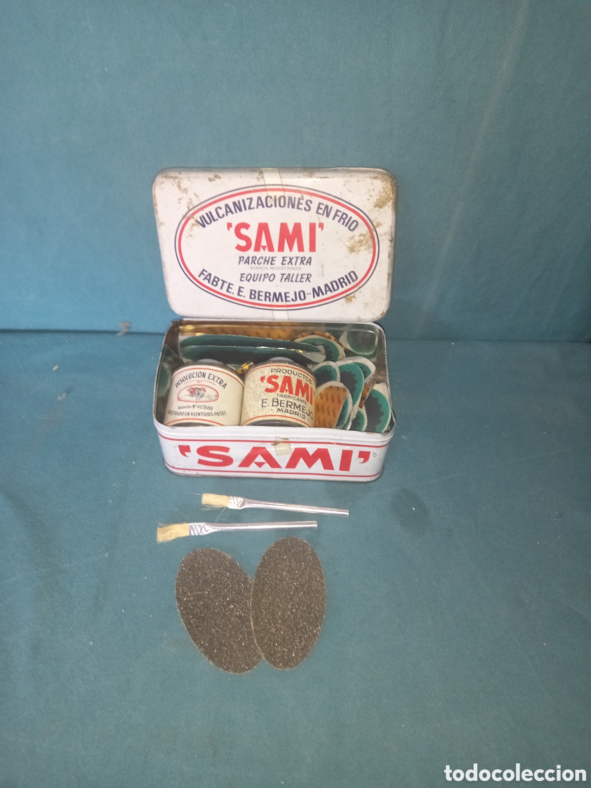 Cajas y cajitas met&aacute;licas: Caja de hojalata de parches, vulcanizaciones en fr&iacute;o Sami, equipo taller. E. Bermejo-Madrid.