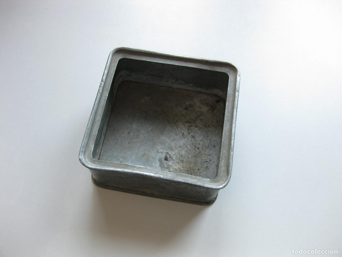 Cajas y cajitas met&aacute;licas: CAJA ANTIGUA DE ZINK MARCADA CON UN CASTILLO Y LAS INICIALES I. E. M.