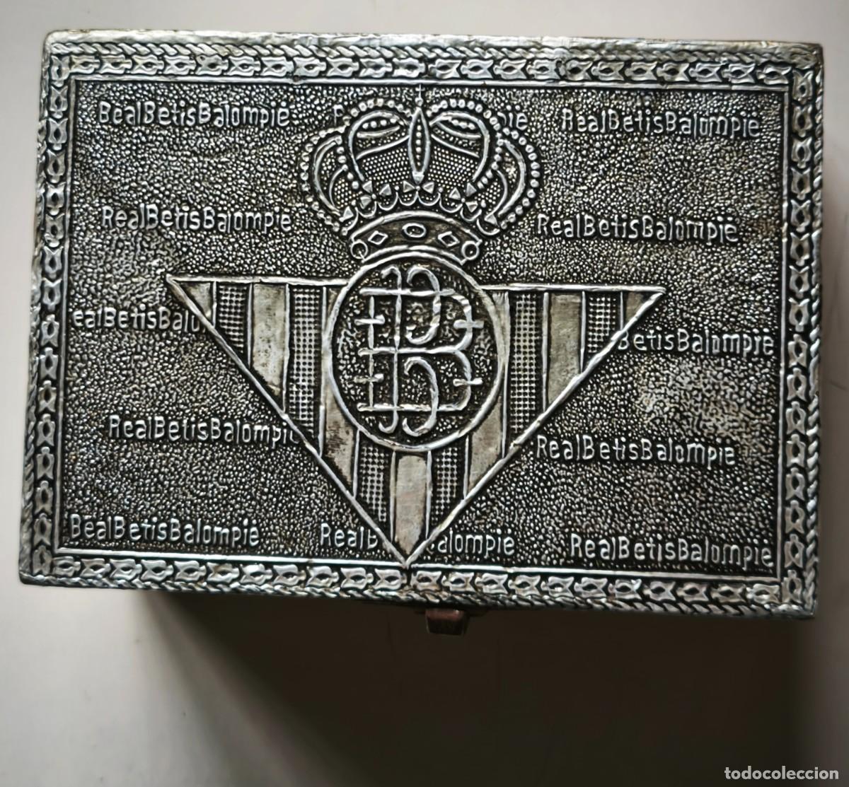 Cajas y cajitas met&aacute;licas: Caja de metal repujada del escudo del Real Betis Balompi&eacute;.&nbsp;