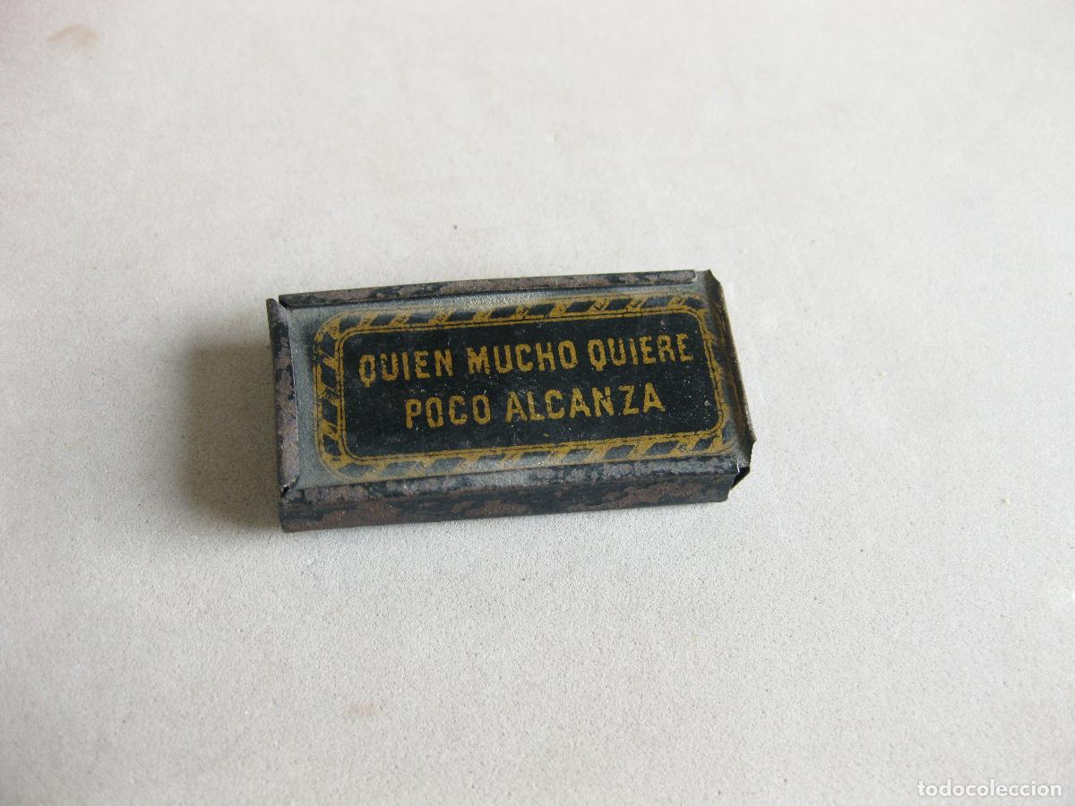 Cajas y cajitas met&aacute;licas: ANTIGUA CAJA DE LATA LITOGRAFIADA CON EL TEXTO QUIEN MUCHO QUIERE POCO ABARCA