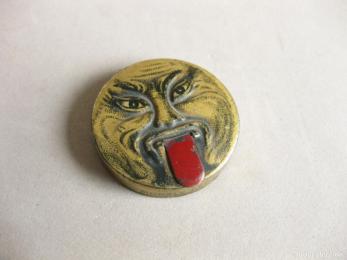 Caixas e caixinhas met&aacute;licas: CAJA DE LATA LITOGRAFIADA EN RELIEVE DE CARAMELOS CACHOU A LA MENTA LE CHINOIS.