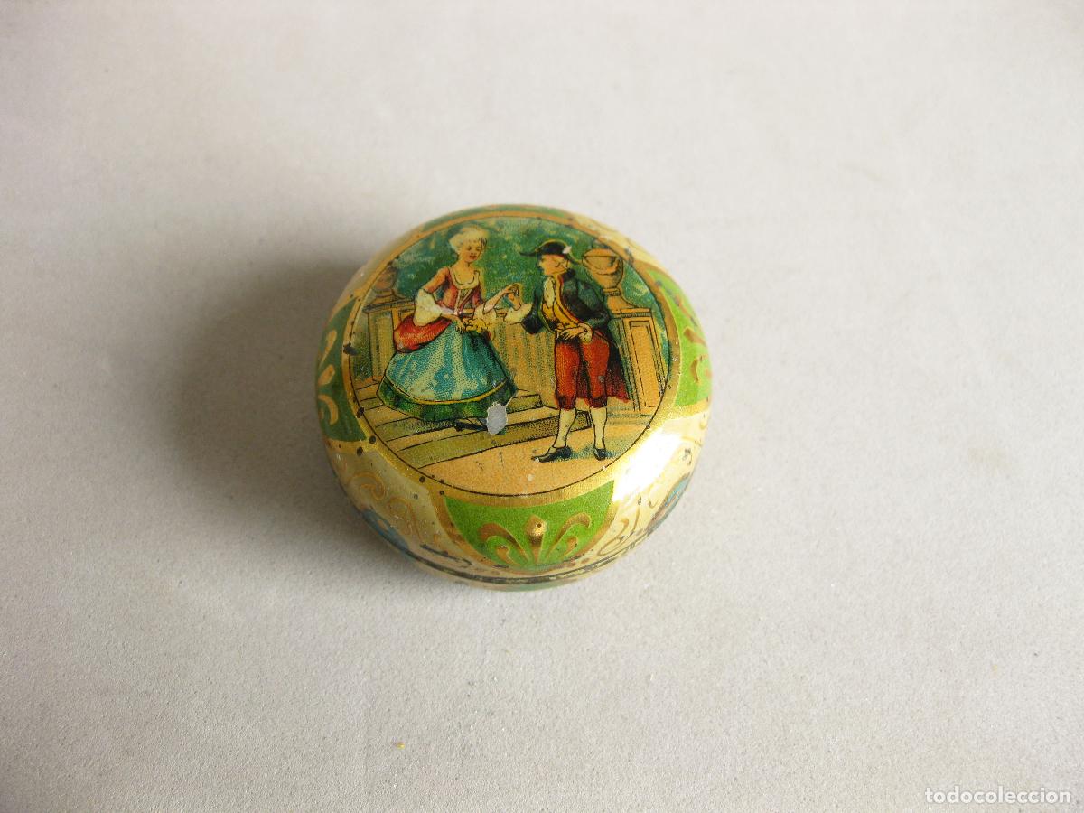 Cajas y cajitas met&aacute;licas: CAJA DE LATA LITOGRAFIADA CON ESCENA DE UNA PAREJA DE ENAMORADOS. DAMA Y MILITAR