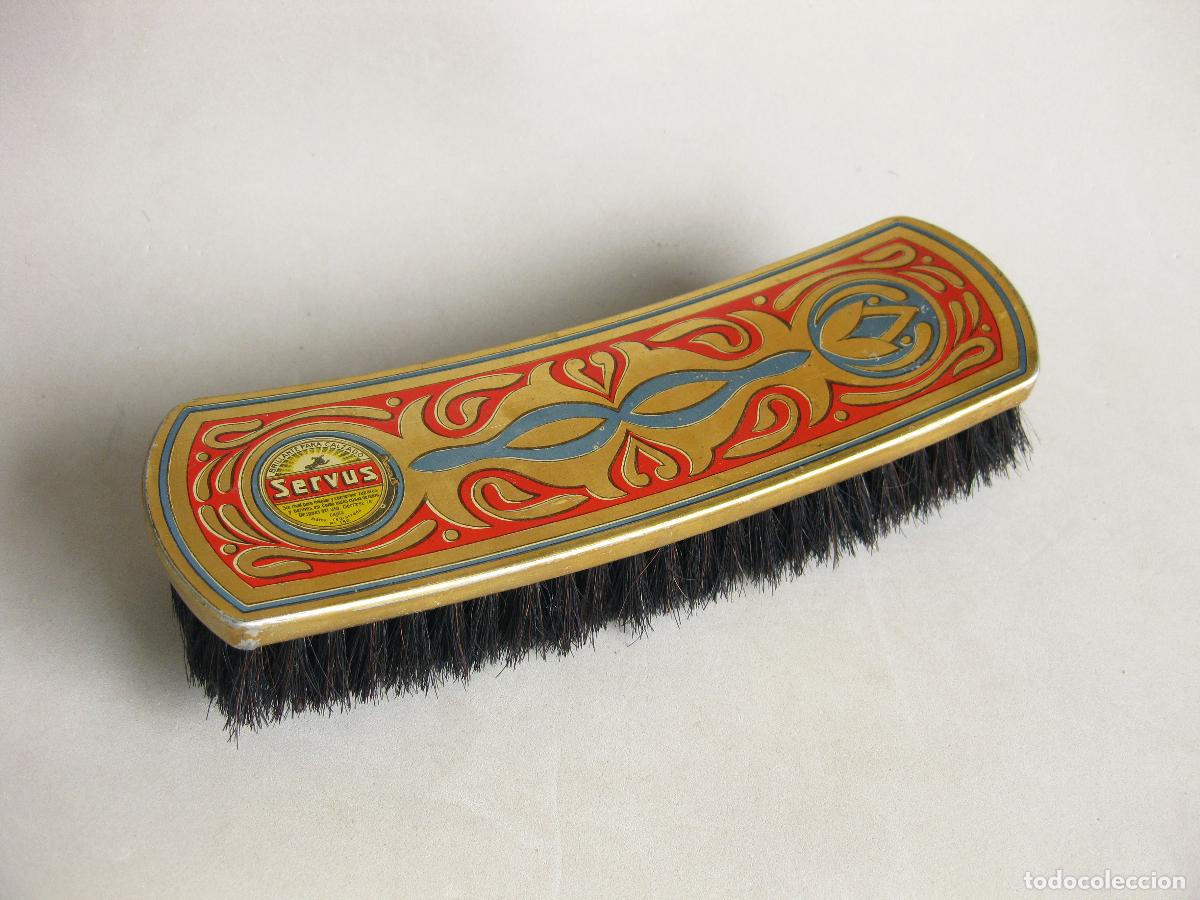 Cajas y cajitas met&aacute;licas: ANTIGUO CEPILLO DE LATA LITOGRAFIADA SERVUS PARA LA LIMPIEZA DEL CALZADO