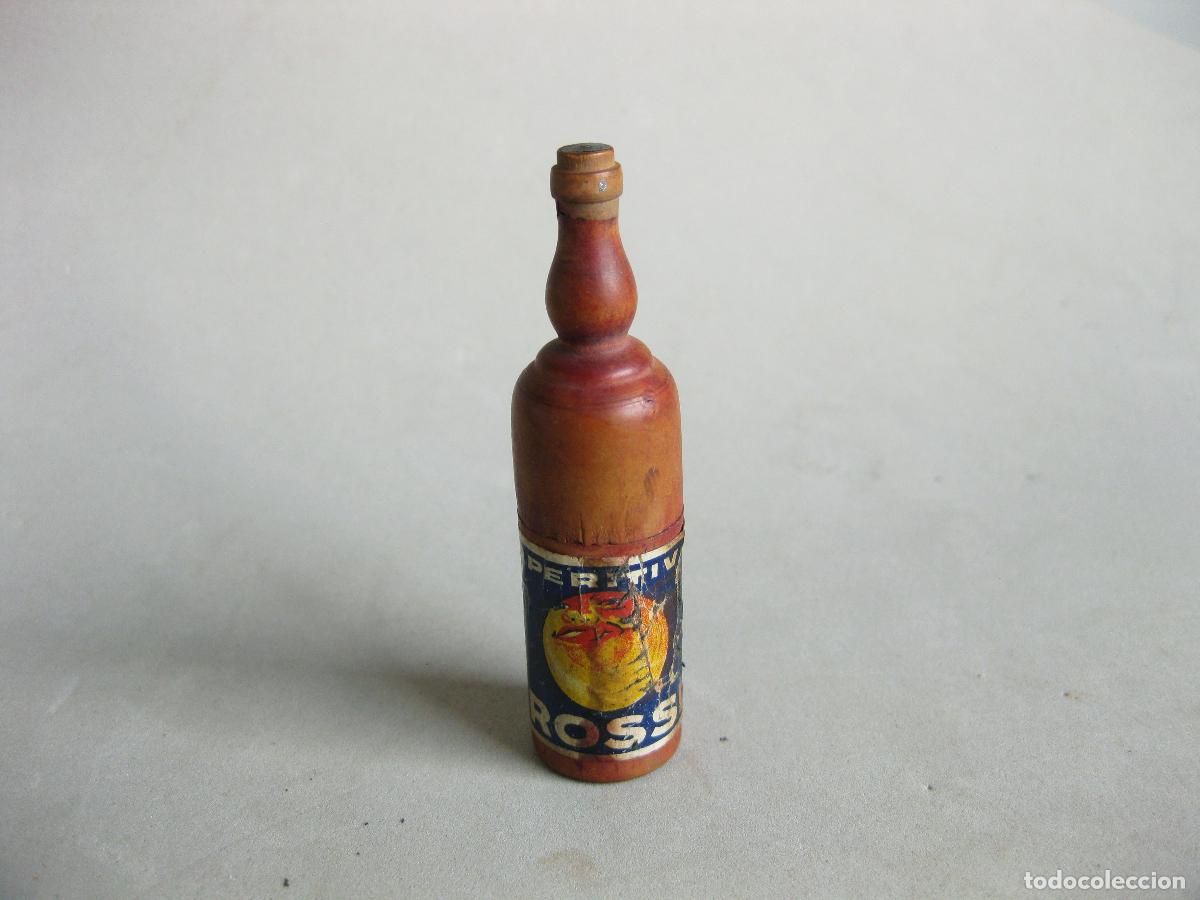 Cajas y cajitas met&aacute;licas: BOTE O CAJA DE MADERA EN FORMA DE BOTELLA CON DADOS Y PUBLICITARIA DE APERITIVO ROSSI
