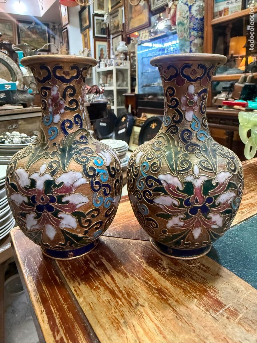 Cajas y cajitas met&aacute;licas: PAREJA DE JARRONES DE CLOISONS EN METAL Y ESMALTE - MEDIDA 13 CM