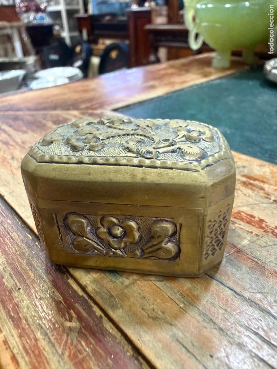 Cajas y cajitas met&aacute;licas: CAJA JOYERO DE METAL REPUJADA - MEDIDA 4,5X3X2,5 CM