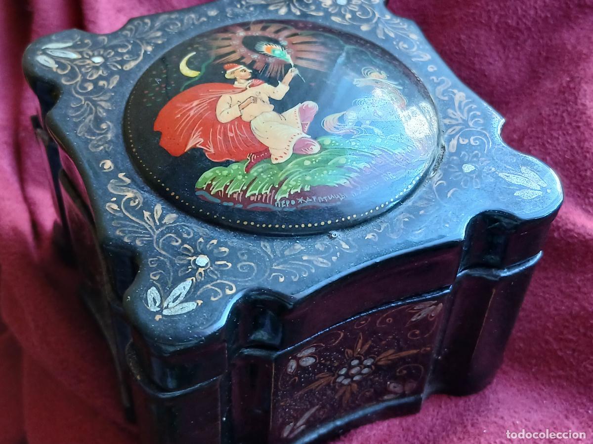 Cajas y cajitas met&aacute;licas: Caja rusa pintada y firmada.