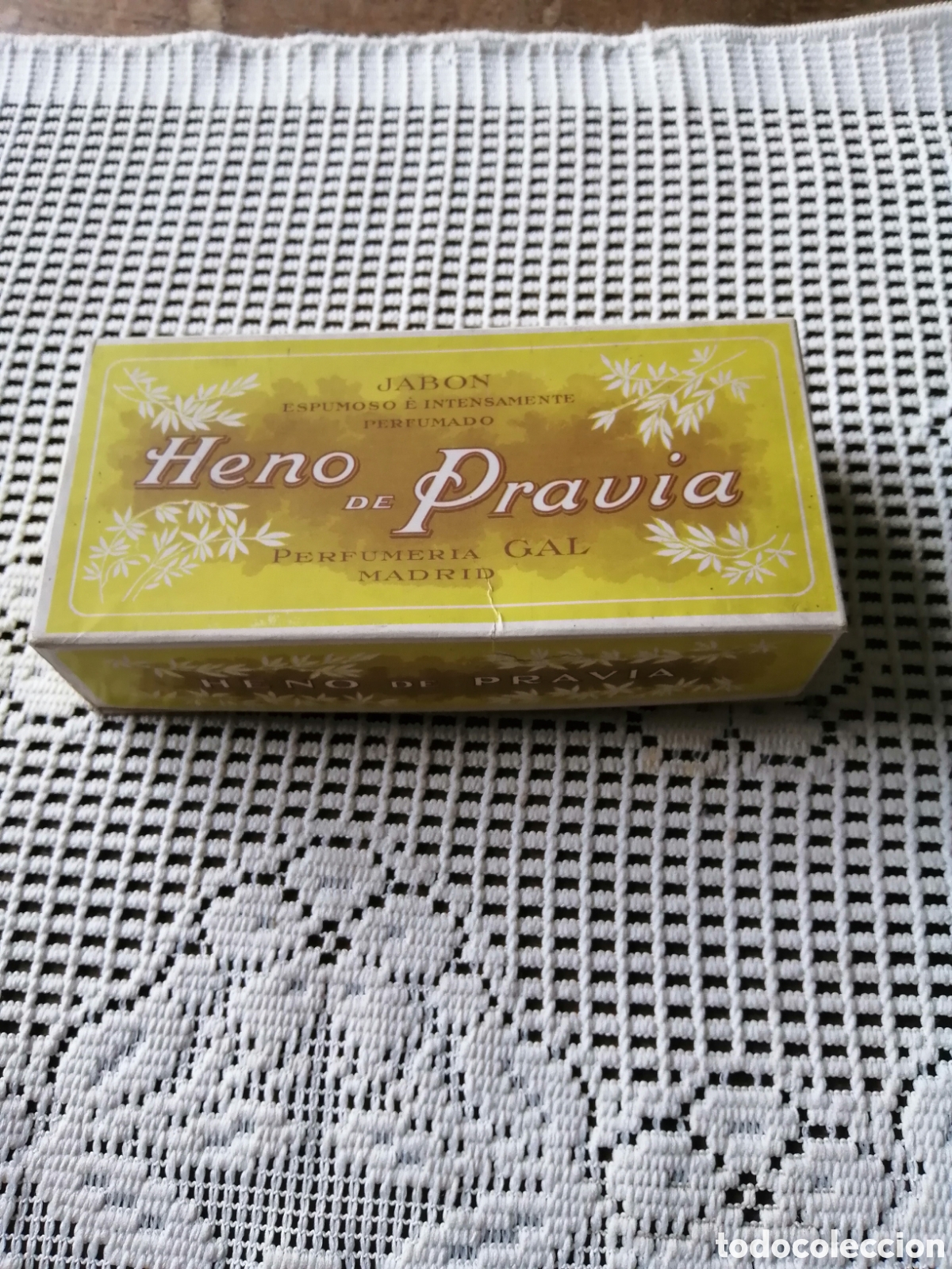 Cajas y cajitas met&aacute;licas: CAJA DE CART&Oacute;N HENO DE PRAVIA. VAC&Iacute;A. SELLO TIMBRE A MET&Aacute;LICO DE 20 C&Eacute;NTIMOS EN LA BASE