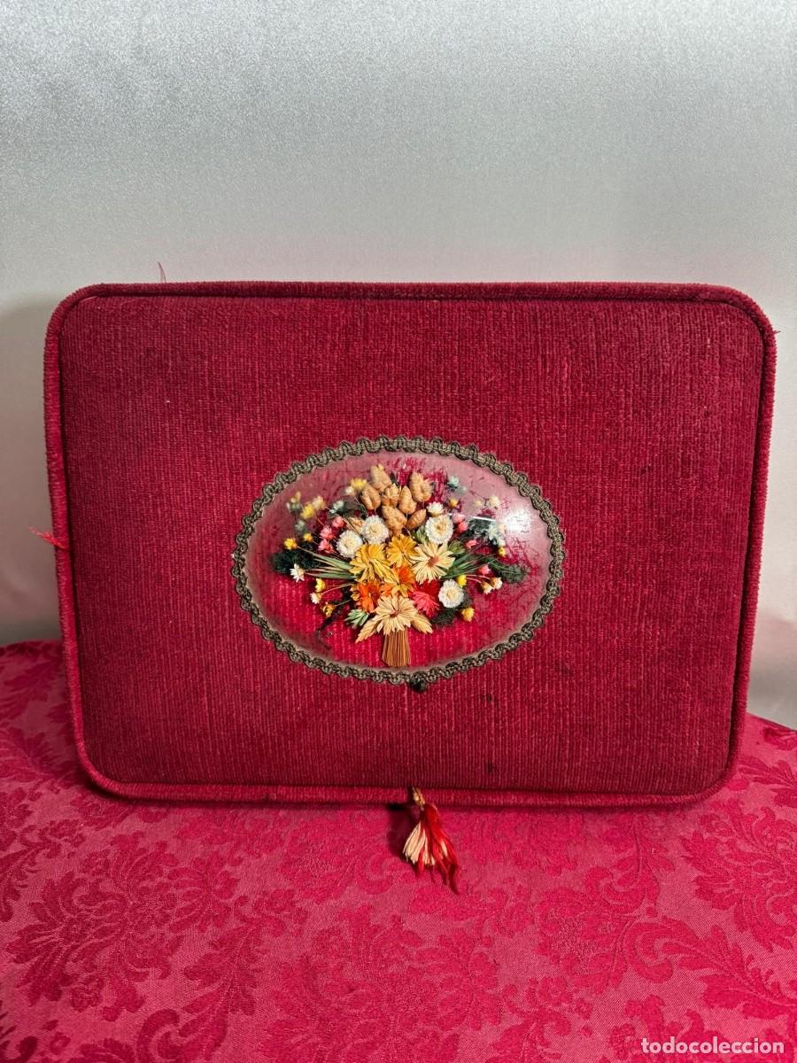 Cajas y cajitas met&aacute;licas: Caja antigua decorativa de terciopelo rojo