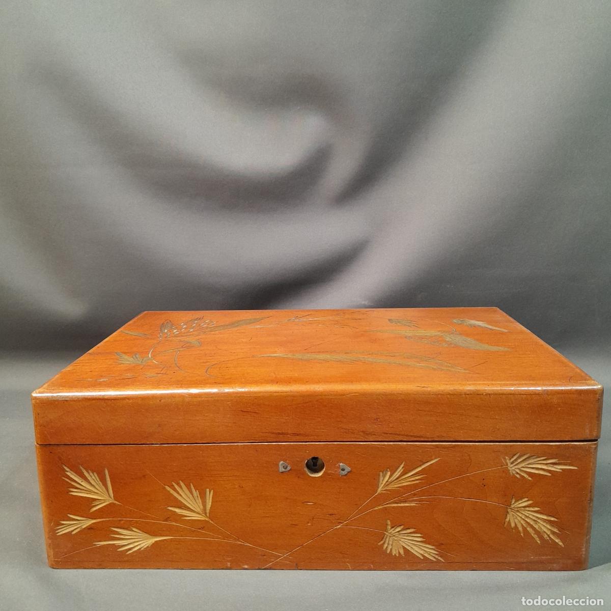 Cajas y cajitas met&aacute;licas: CAJA DE TOCADOR CON DECORACI&Oacute;N GRABADA Y ESPEJO. 1940 CA.