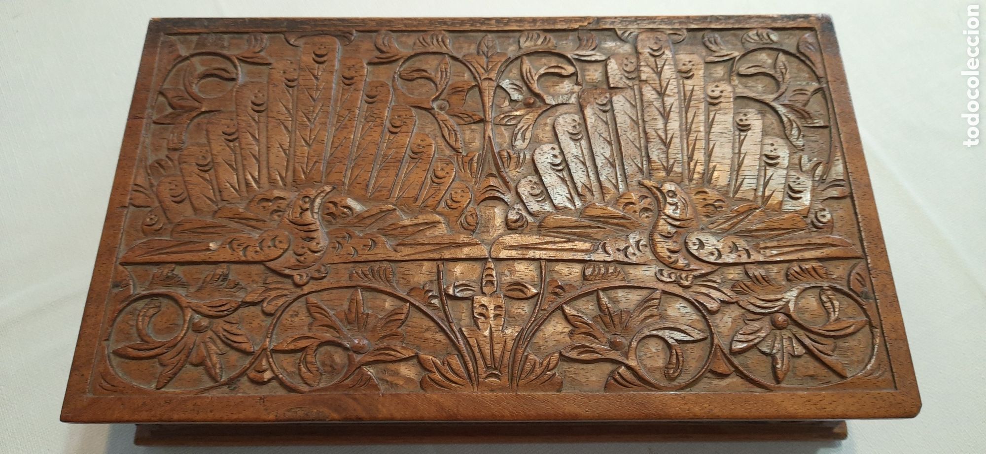 Cajas y cajitas met&aacute;licas: Caja de madera tallada para cartas y sellos en forma de libro