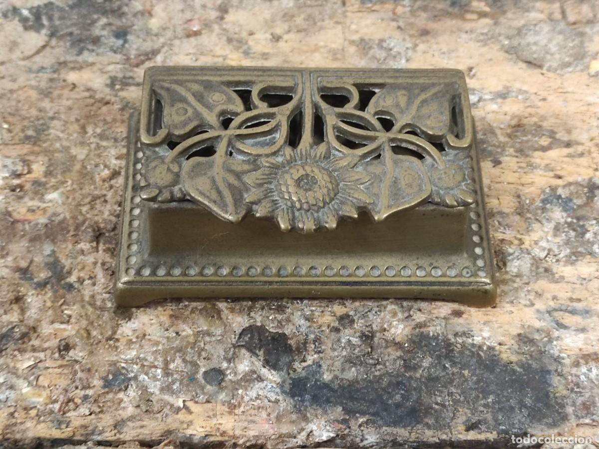 Cajas y cajitas met&aacute;licas: Caja de sellos modernista de lat&oacute;n