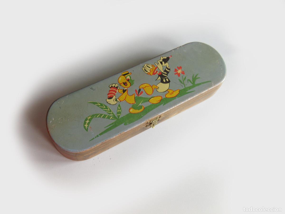 Cajas y cajitas met&aacute;licas: ANTIGUO ESTUCHE O PLUMIER DE MADERA CON ESCENA DE PEPITO GRILLO Y DEL PATO DONALD. WALT DISNEY