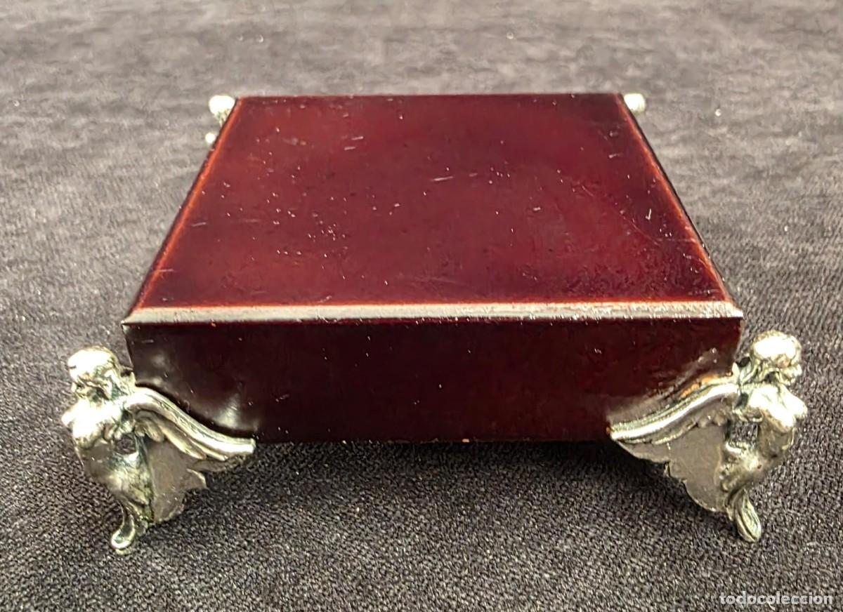 Cajas y cajitas met&aacute;licas: Caja joyero vintage de madera lacada con patas de &aacute;ngeles en metal &ndash; 7x7 cm