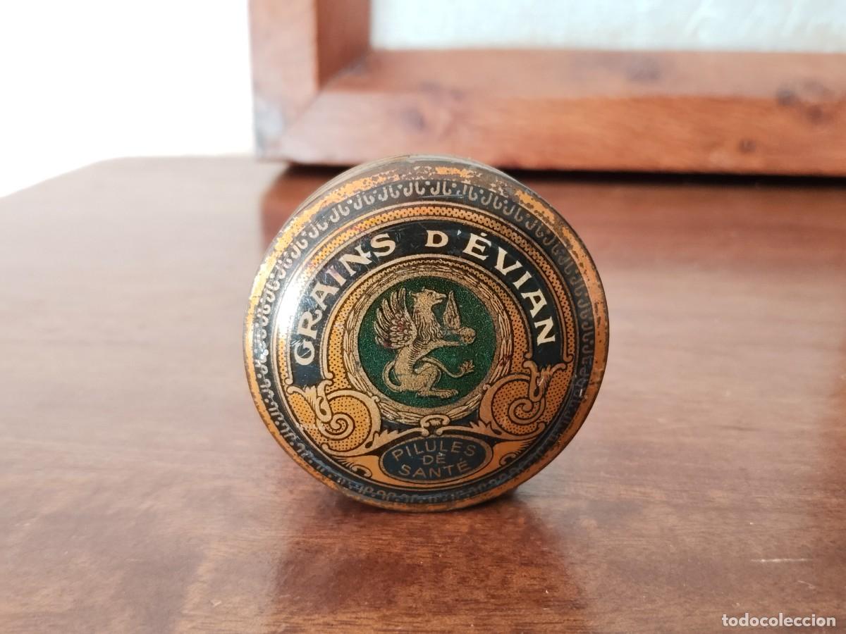 Cajas y cajitas met&aacute;licas: Preciosa cajita medicamentos Grains D' Evian. Muy antigua, de dise&ntilde;o.