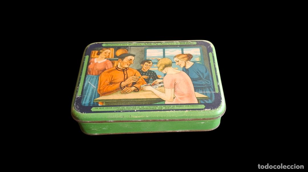 Cajas y cajitas met&aacute;licas: (LA-260426)CAJA LATA FIRMADA JOSE ARRUE PUBLICIDAD BOMBONERIA SELECTA ASUN BILBAO PAIS VASCO