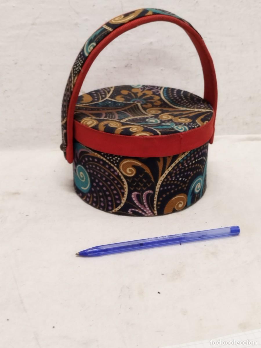 Cajas y cajitas met&aacute;licas: Antiguo costurero caja redonda de cart&oacute;n duro forrada de tela con asa.