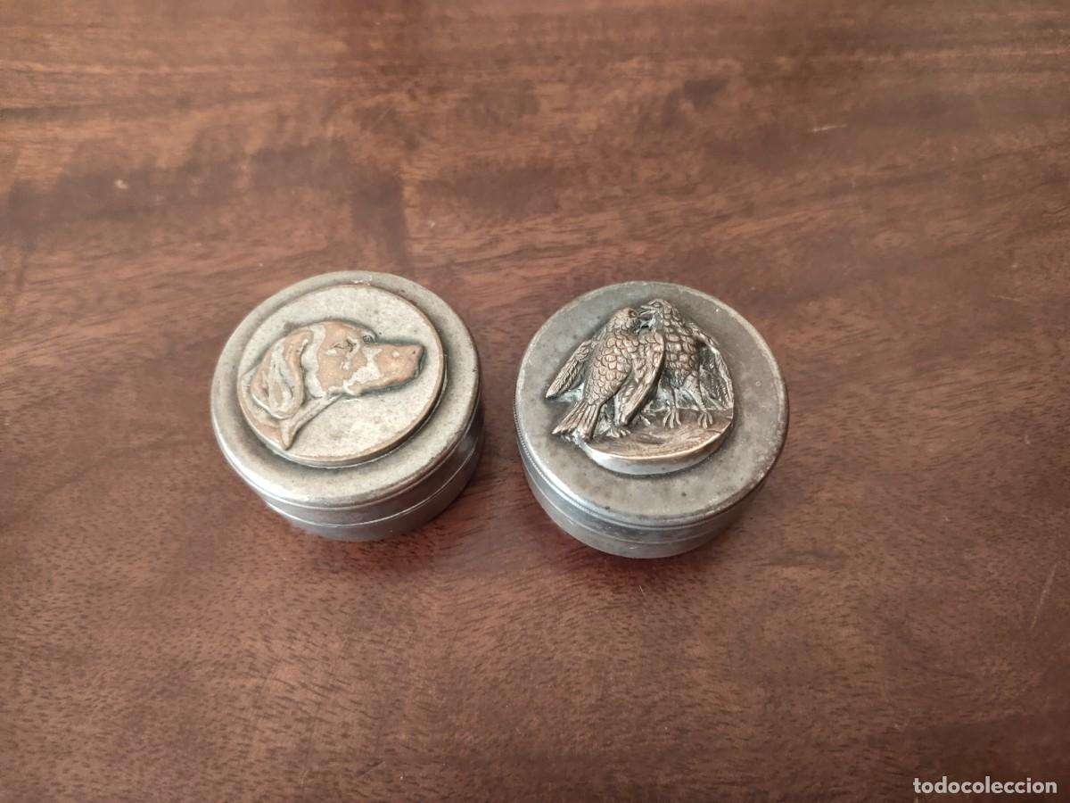 Cajas y cajitas met&aacute;licas: Pareja de antiguos pastilleros. 3,5 cm de di&aacute;metro.
