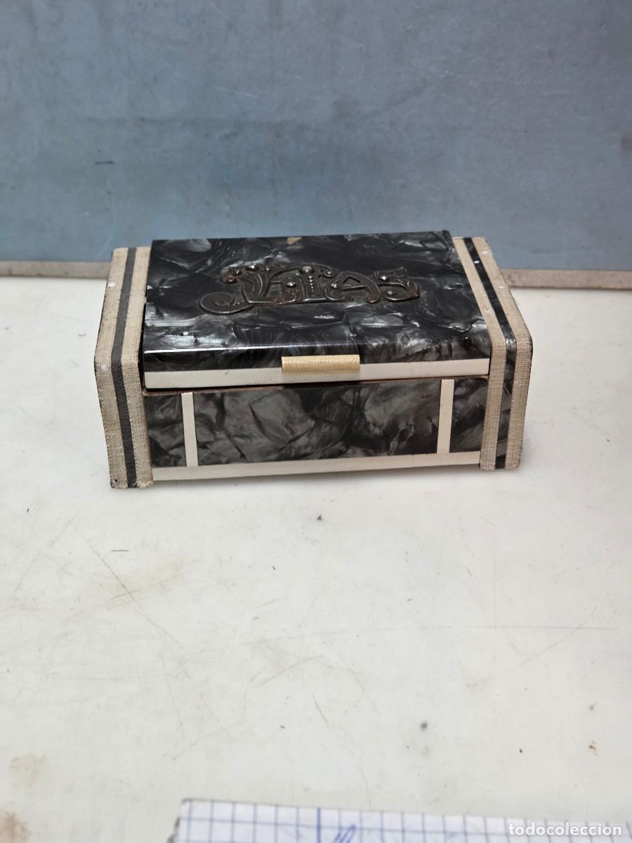 Cajas y cajitas met&aacute;licas: guada joyas con letras de plata